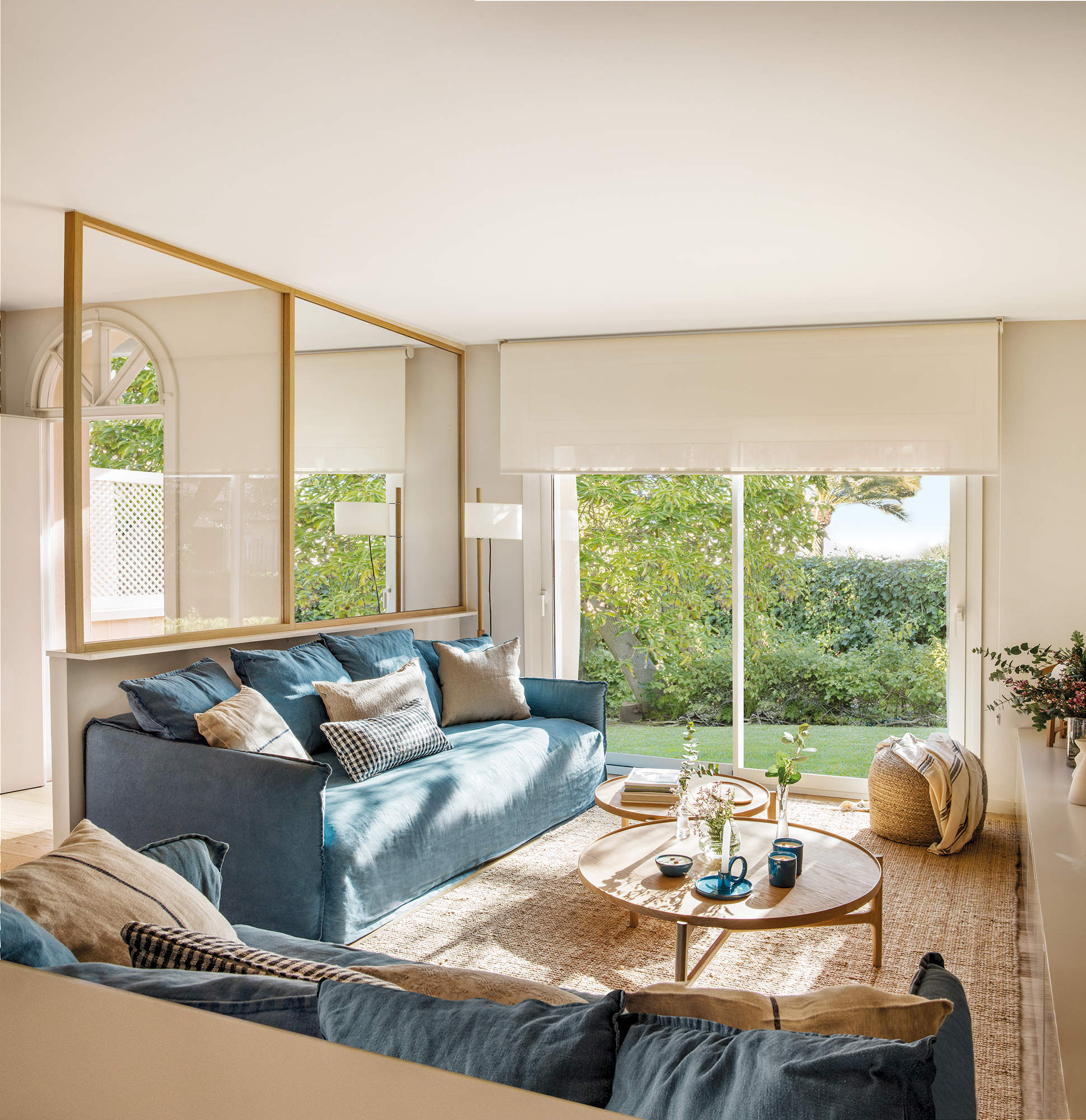 Salón con dos sofás tapizados en color azul