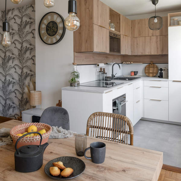 Un piso pequeño con cocina de 6 m² fue decorado con buen gusto e ingenio por una marca francesa famosa