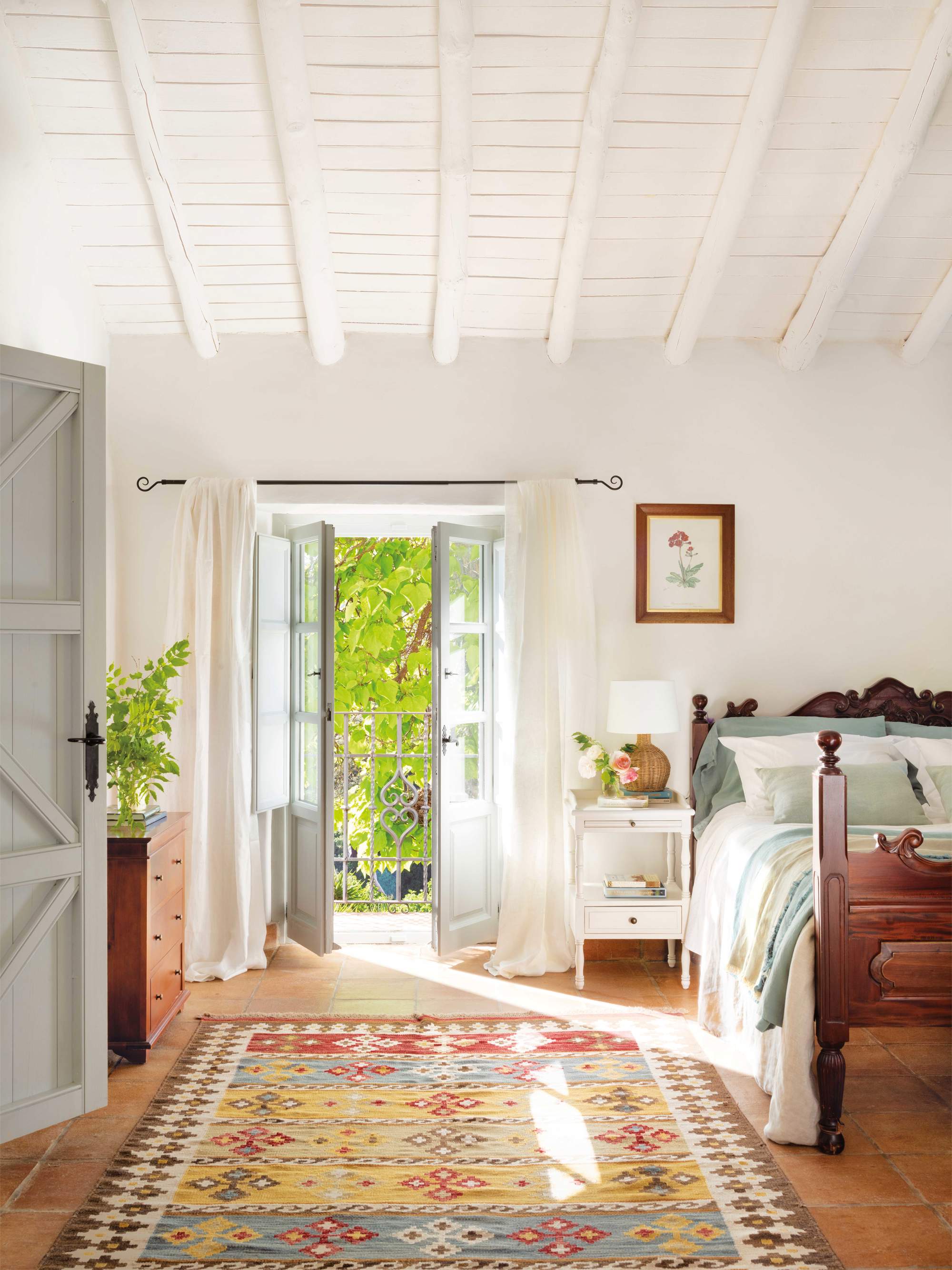 Dormitorio con alfombra multicolor