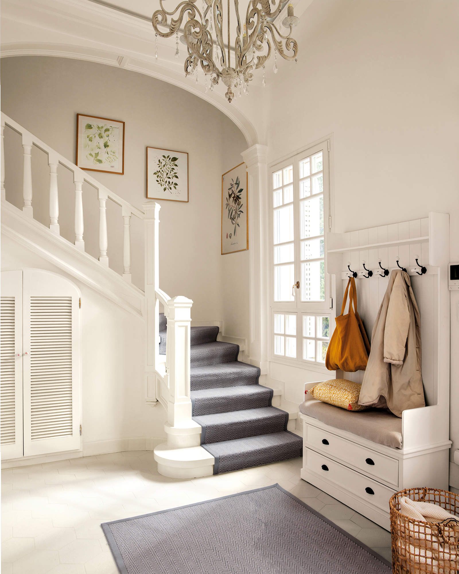 Recibidor clásico con escalera y banco con perchero 