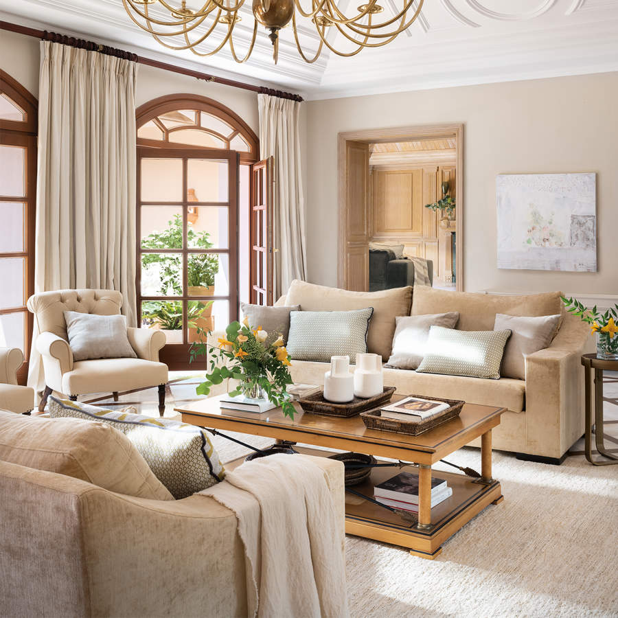 Salón elegante y sofisticado con sofás beige