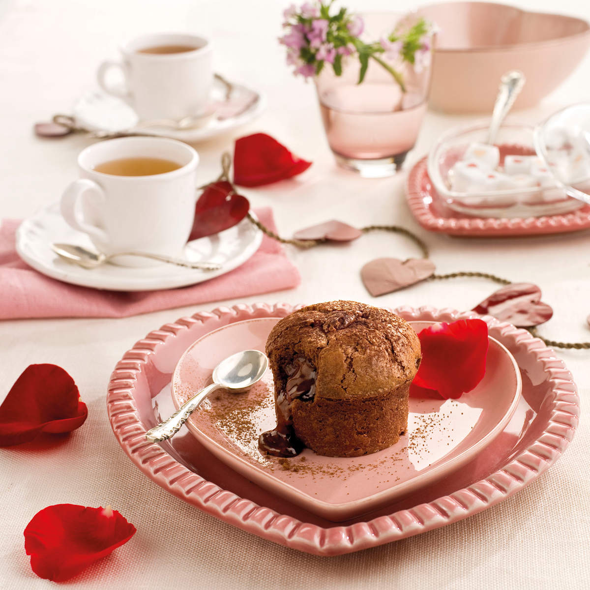 Receta de San Valentín con coulant de chocolate con pétalos de rosa.