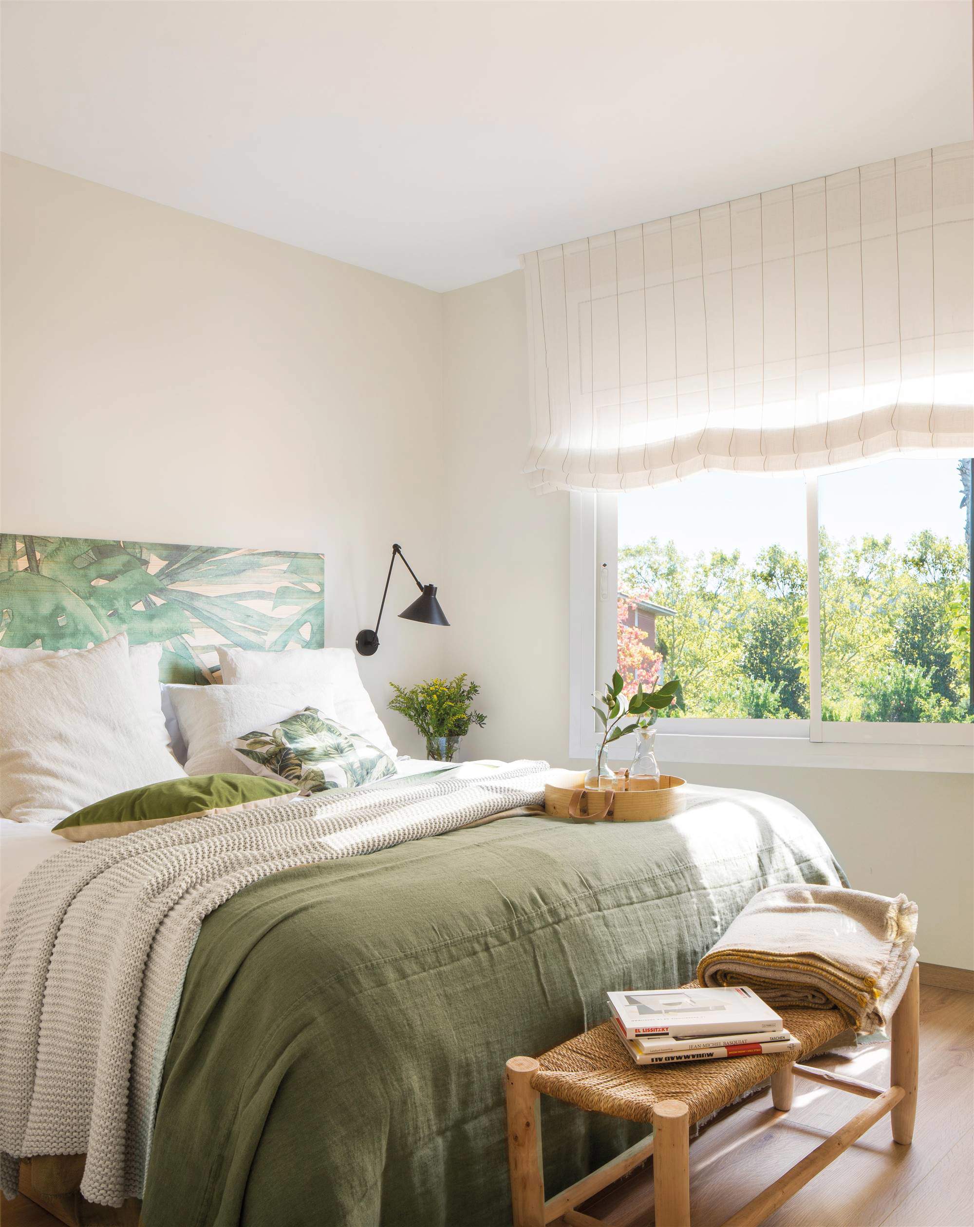 Dormitorio con panel de madera pintado a modo de cabecero