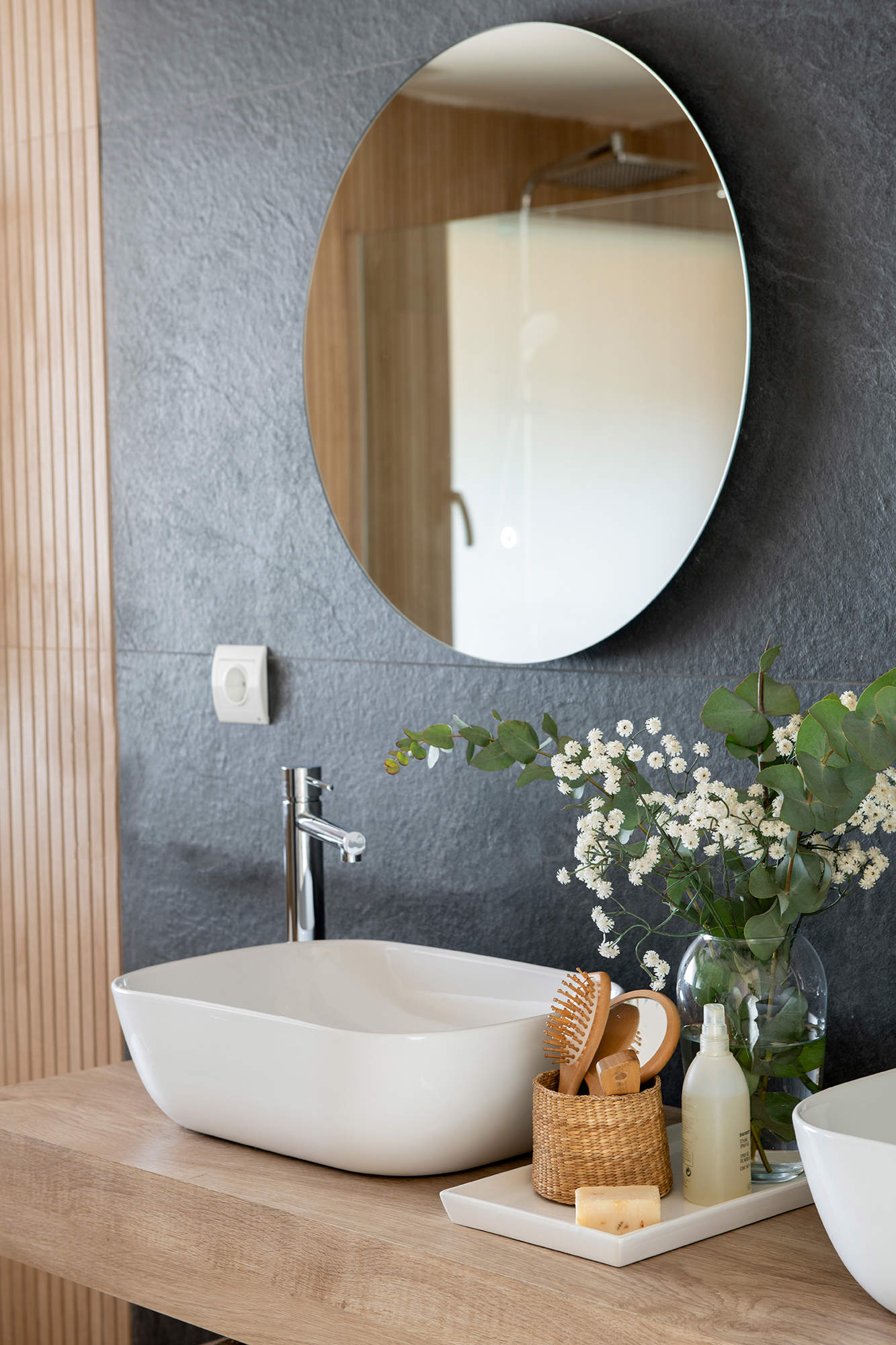 Detalle e mueble de lavabo con azulejos en gris