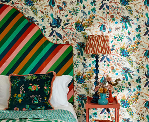 Dormitorio con cabecero tapizado con tela de Sophie Robinson para Harlequin