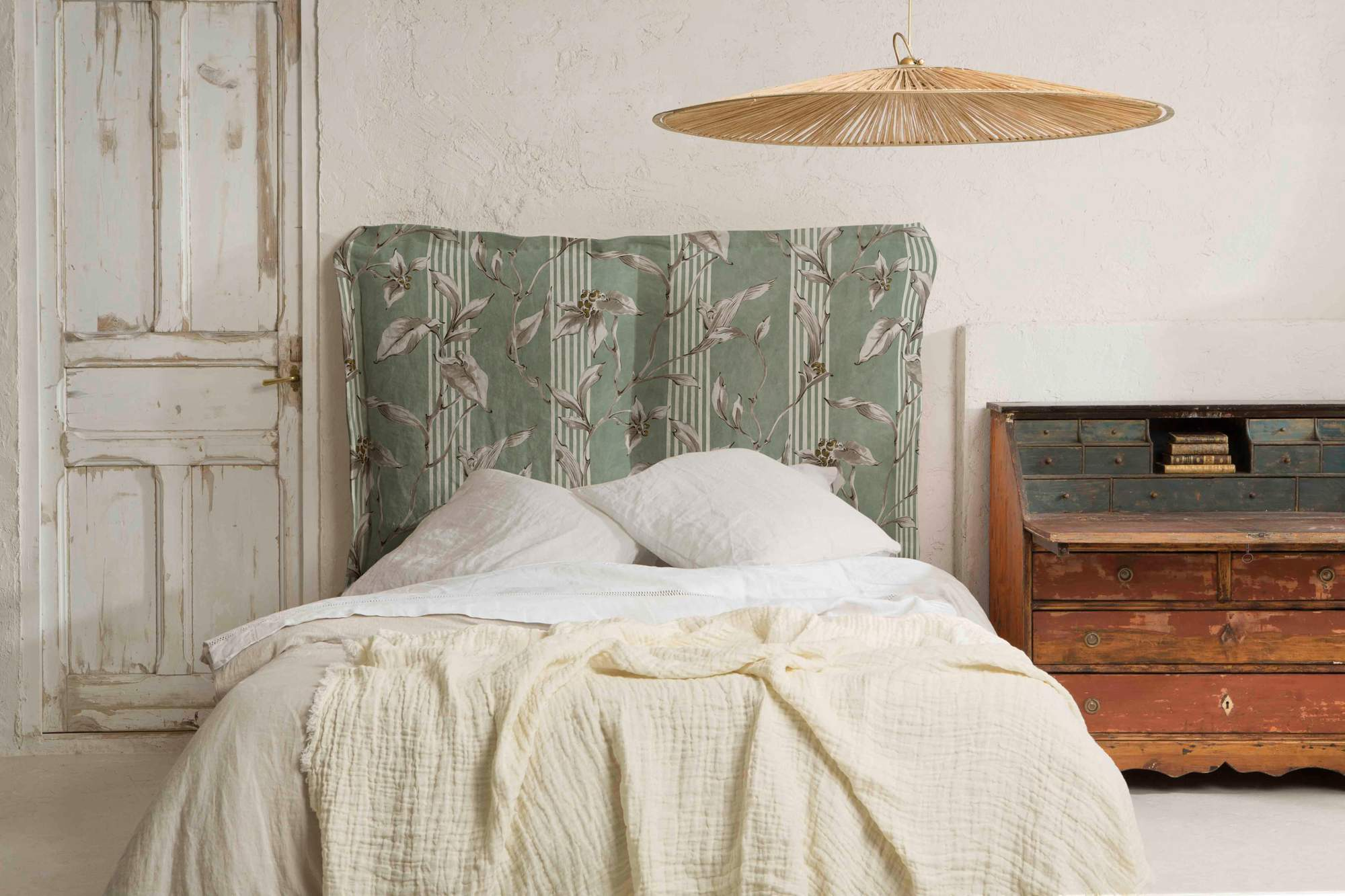 Dormitorio con cabecero tapizado con tela Palacio de Cristal Fabrics de Coordonné