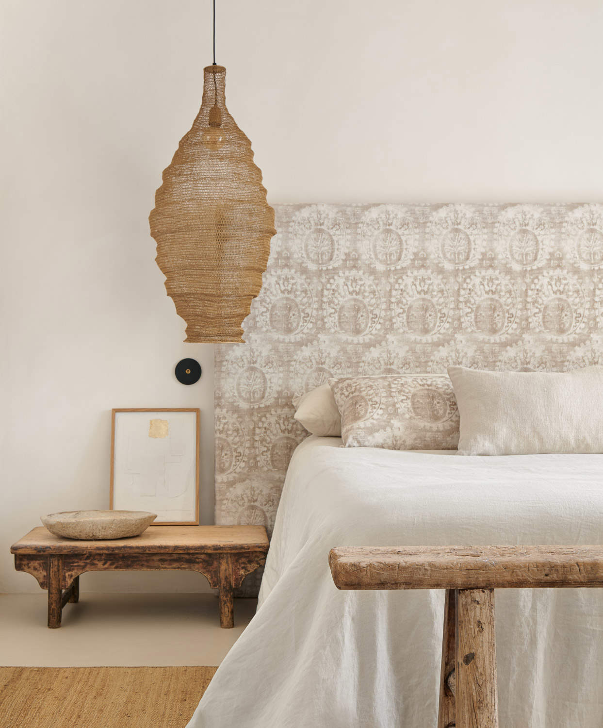 Dormitorio con cabecero tapizado con tela Sahel de Alhambra