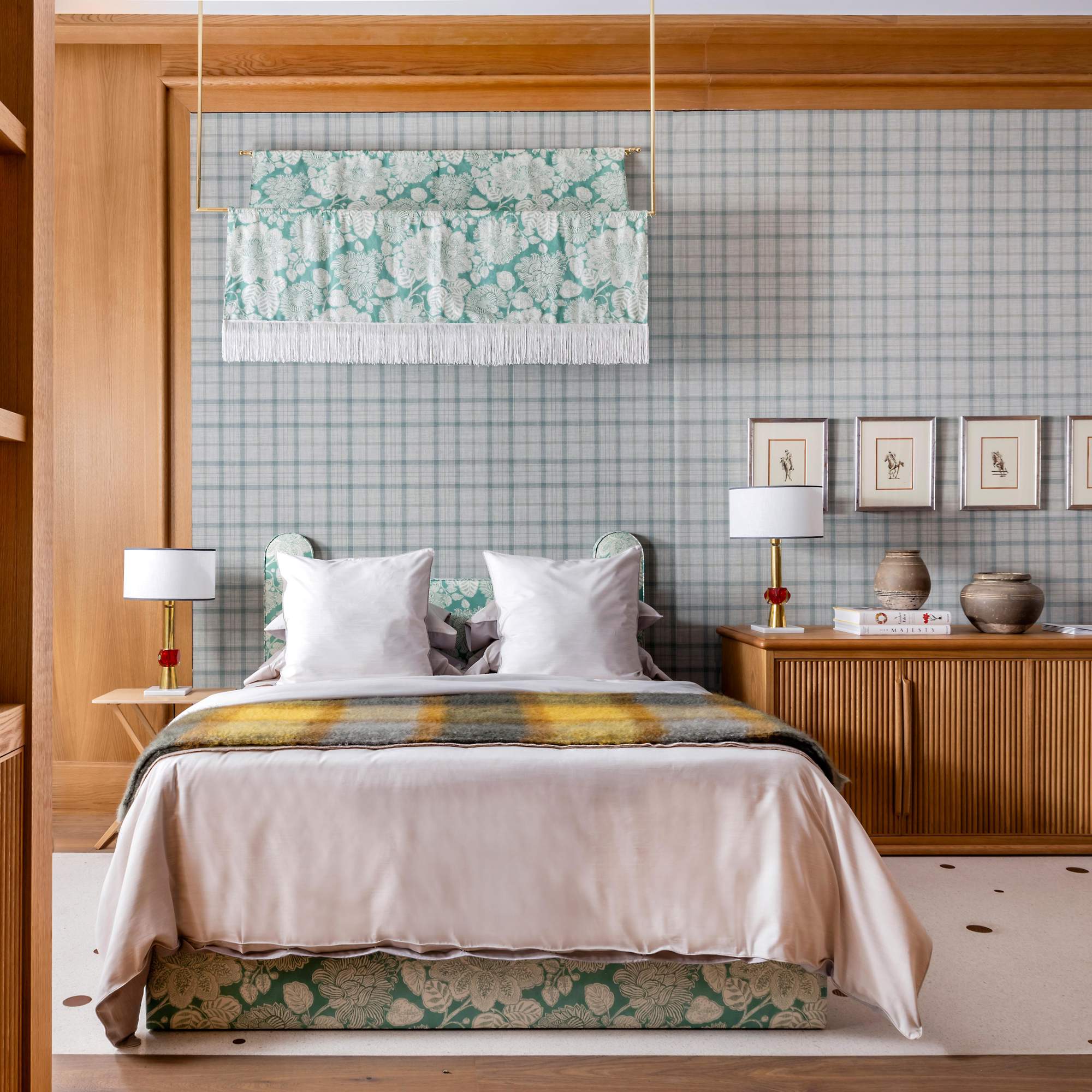 Dormitorio con cabecero tapizado de cuadros proyecto de Ricardo de la Torre para Matarranz