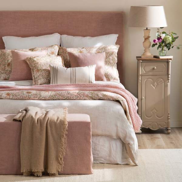 Dormitorio en beige y rosa palo