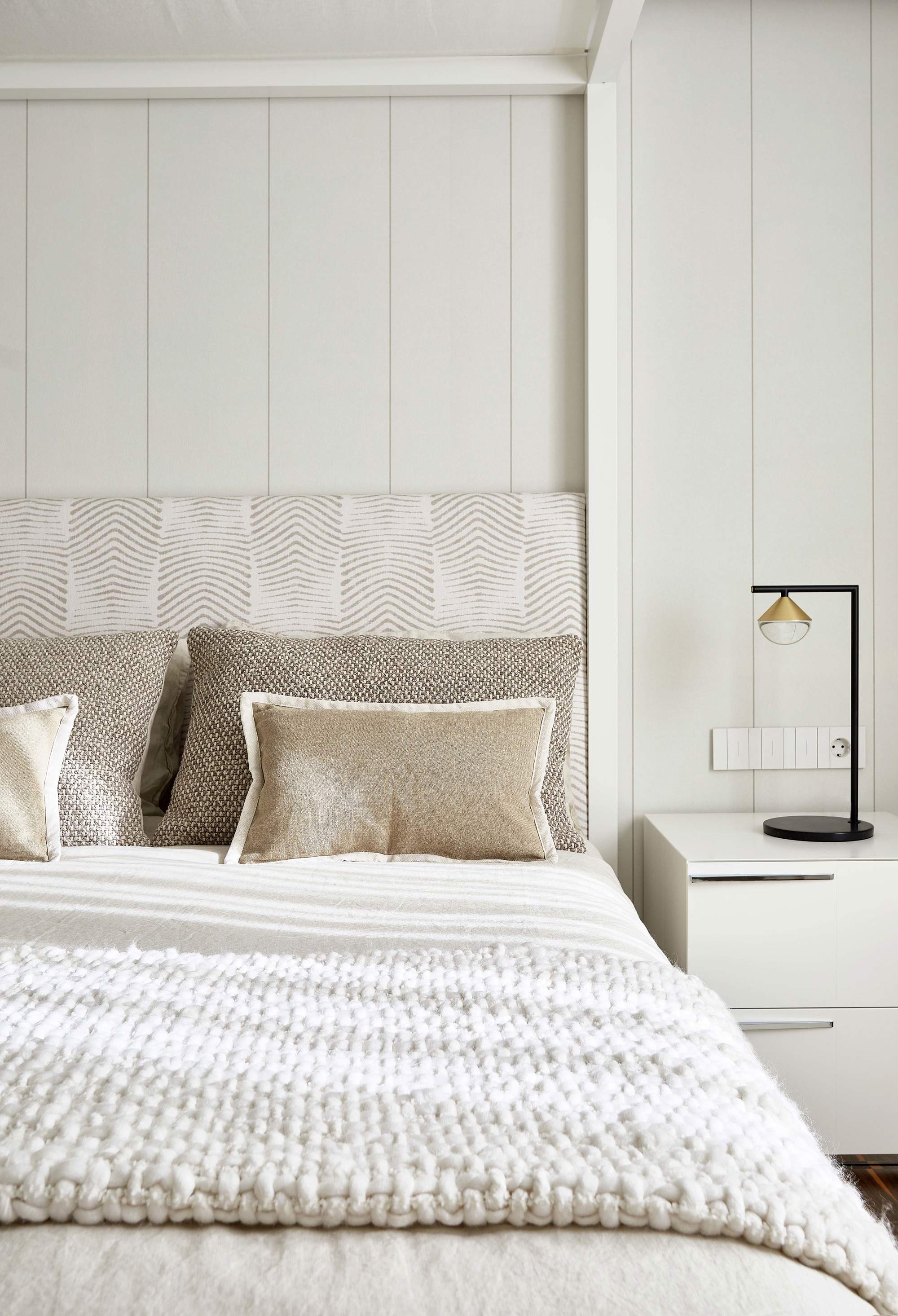 Dormitorio minimalista con cabecero estampado proyecto de Alberto Aranda