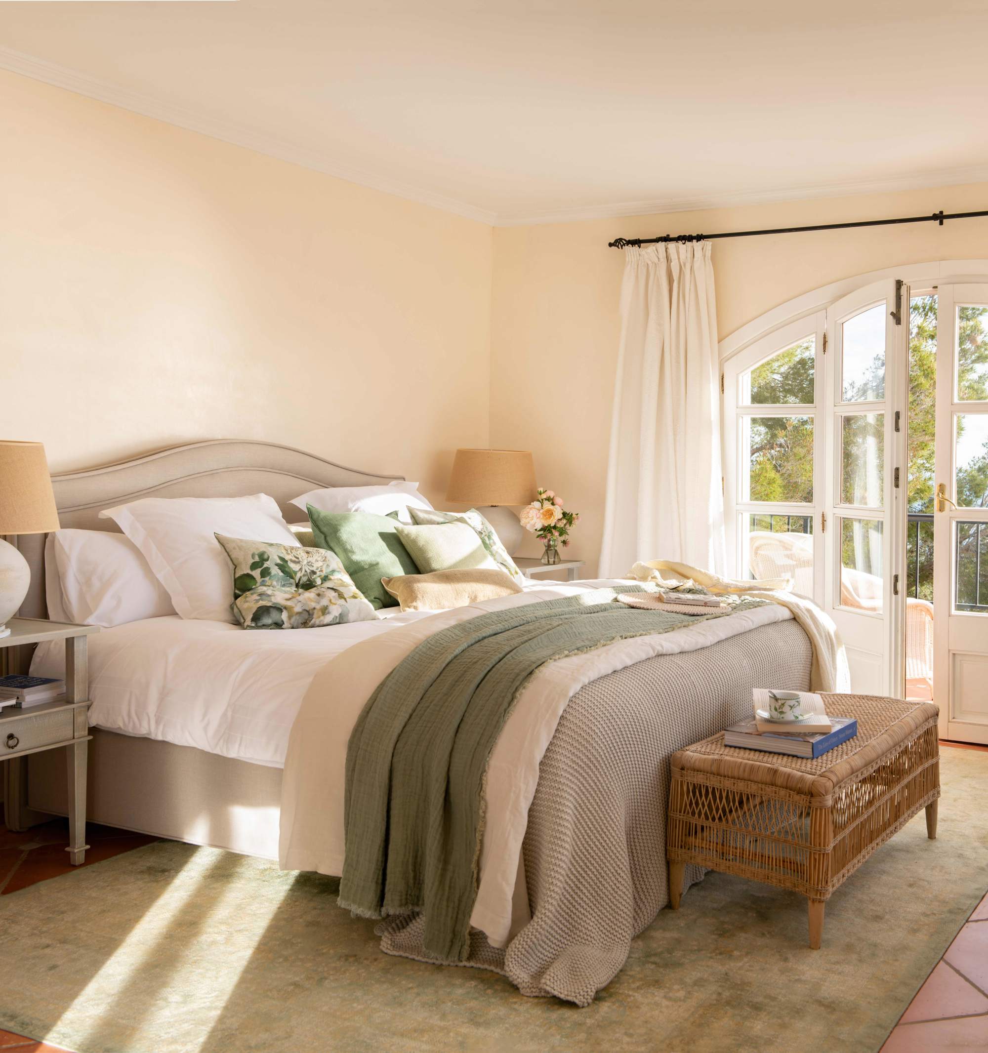 Dormitorio con alfombra de pelo en color verde