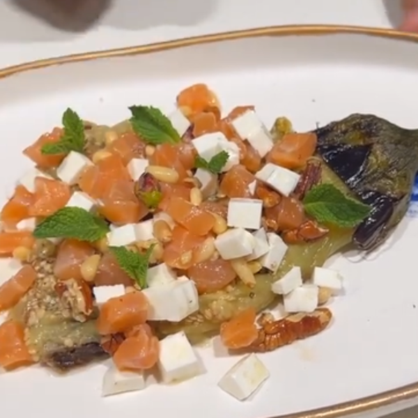 La receta de berenjenas al microondas del chef Dani García: con salmón, deliciosa y lista en 4 pasos y 5 minutos 