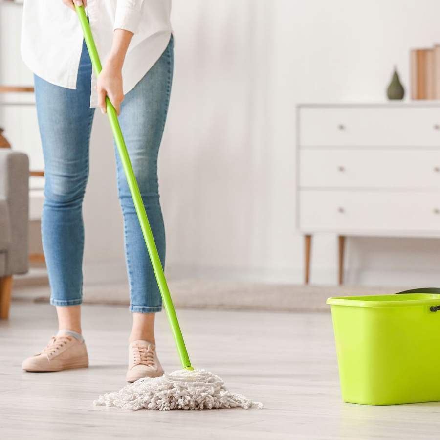 Mujer fregando el suelo de casa