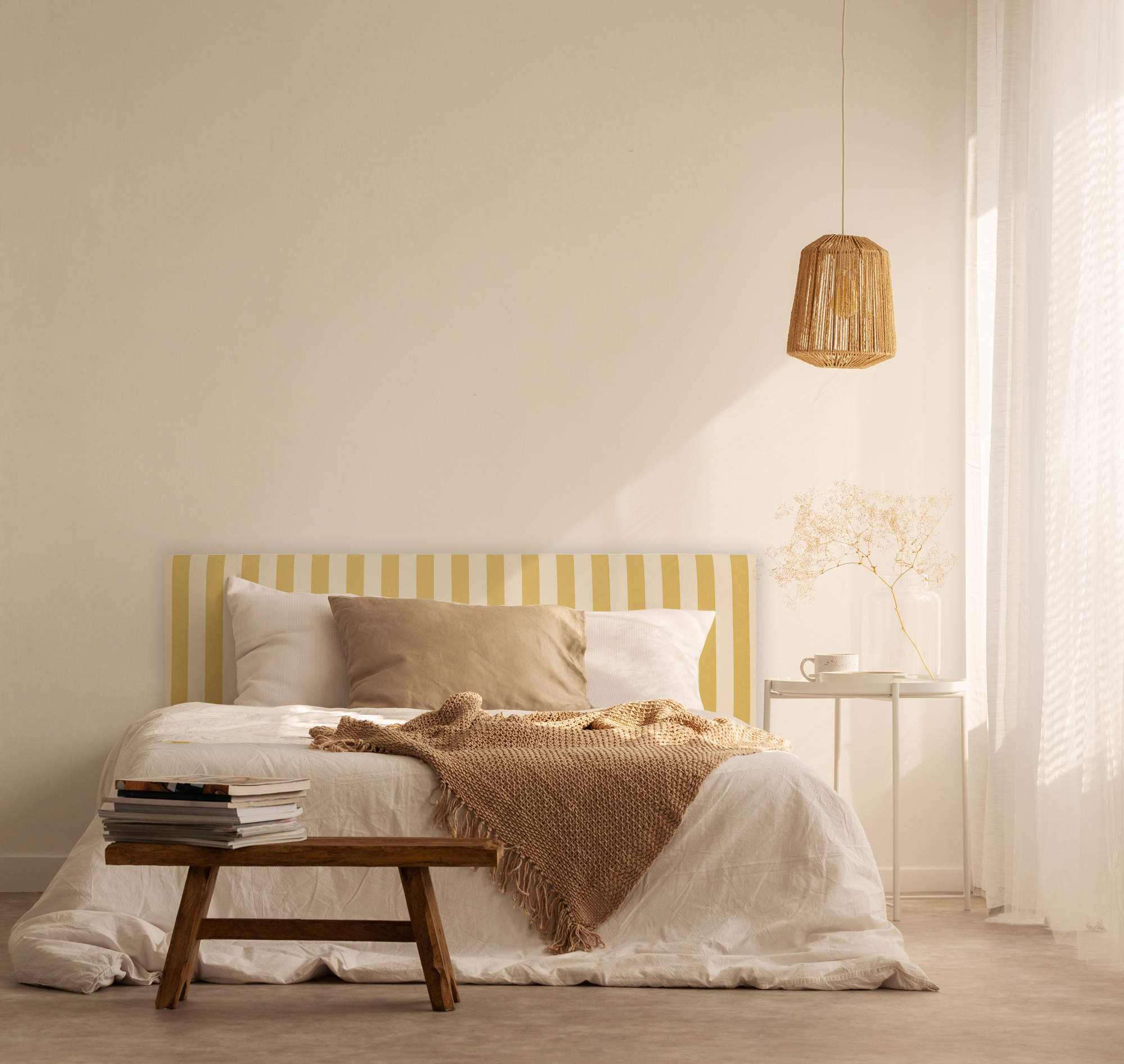 Dormitorio con cabecero tapizado a rayas amarillas