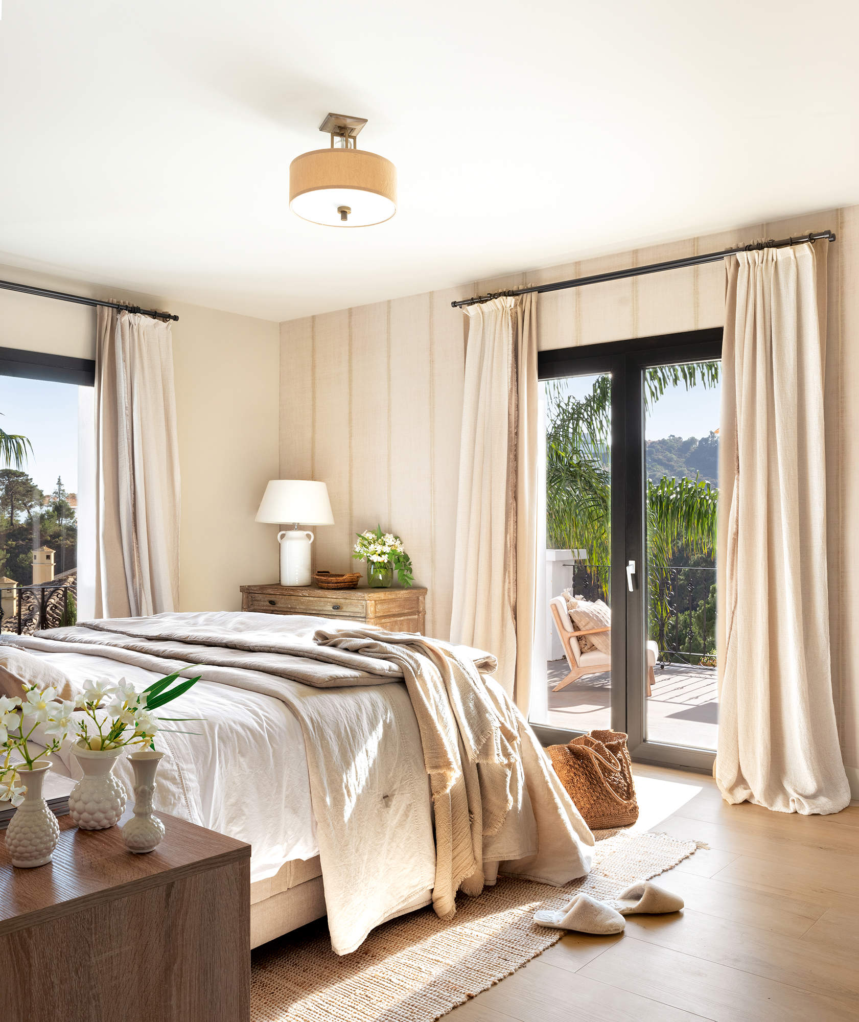 Dormitorio en tonos neutros con cortinas beige. 