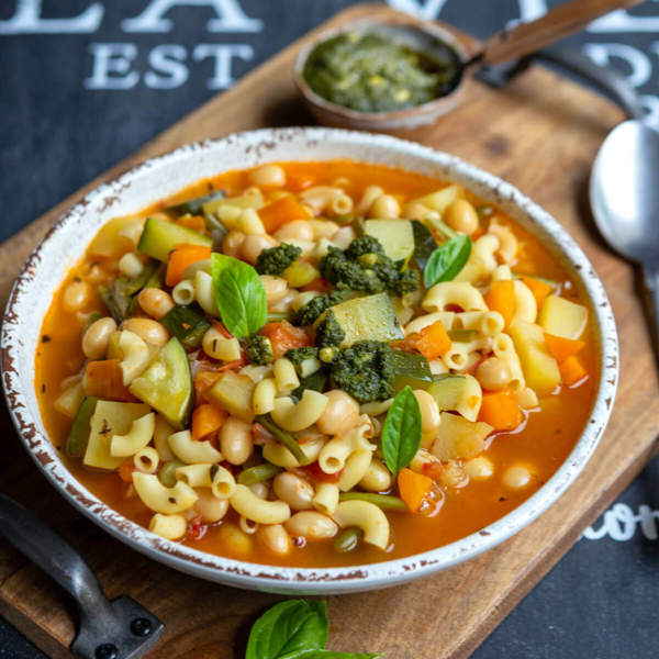 Adiós al caldo insípido: llega la sopa de pesto francesa de verduras, saludable y fácil de preparar