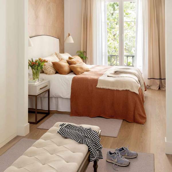 Dormitorio-con-vestidor-y-pared-del-cabecero-con-madera-00557357