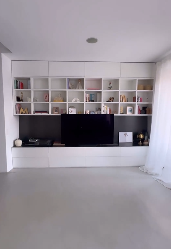 El salón: minimalista y con espacio de almacenaje