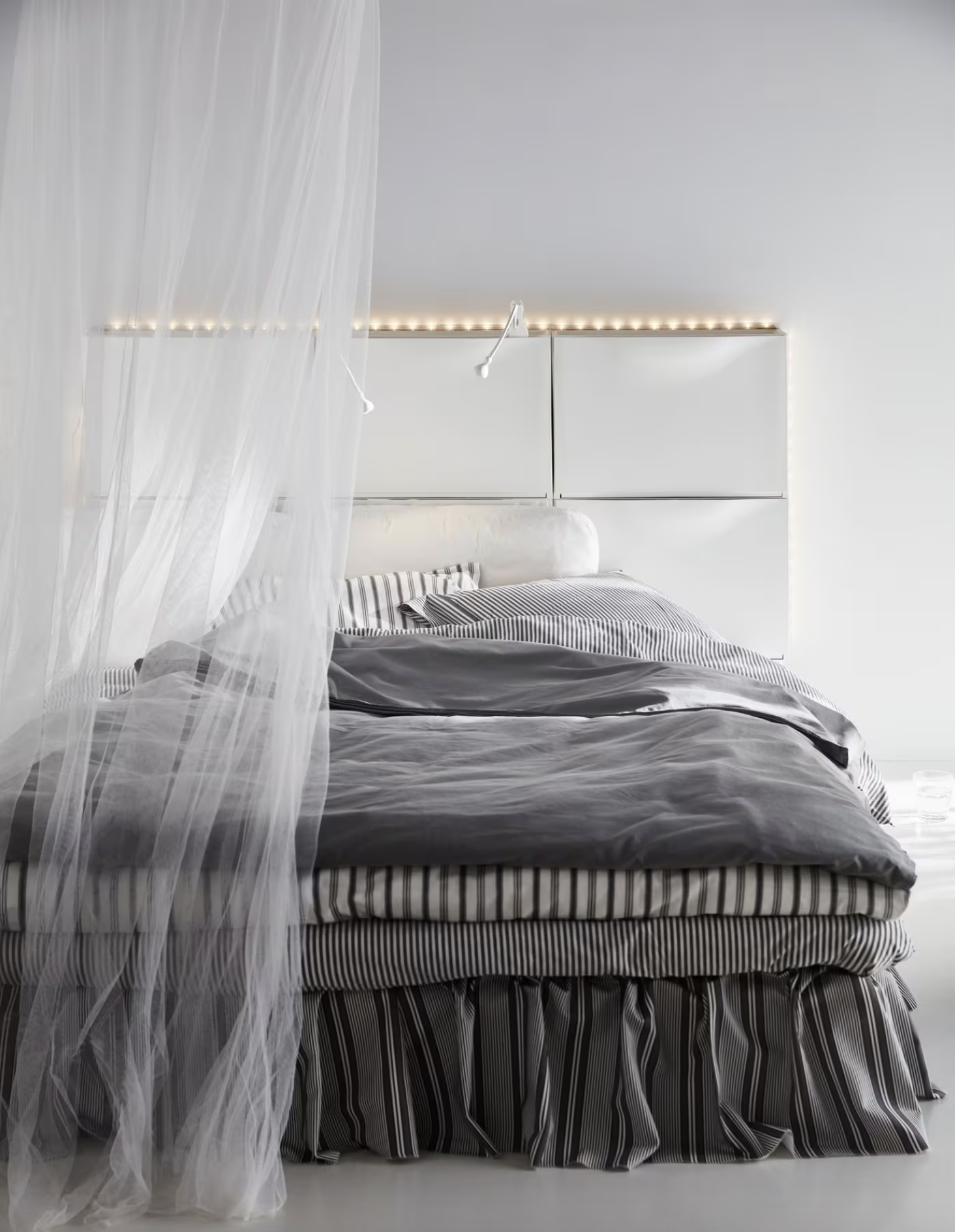 Cabecero de cama iluminado con zapatero Trones de IKEA