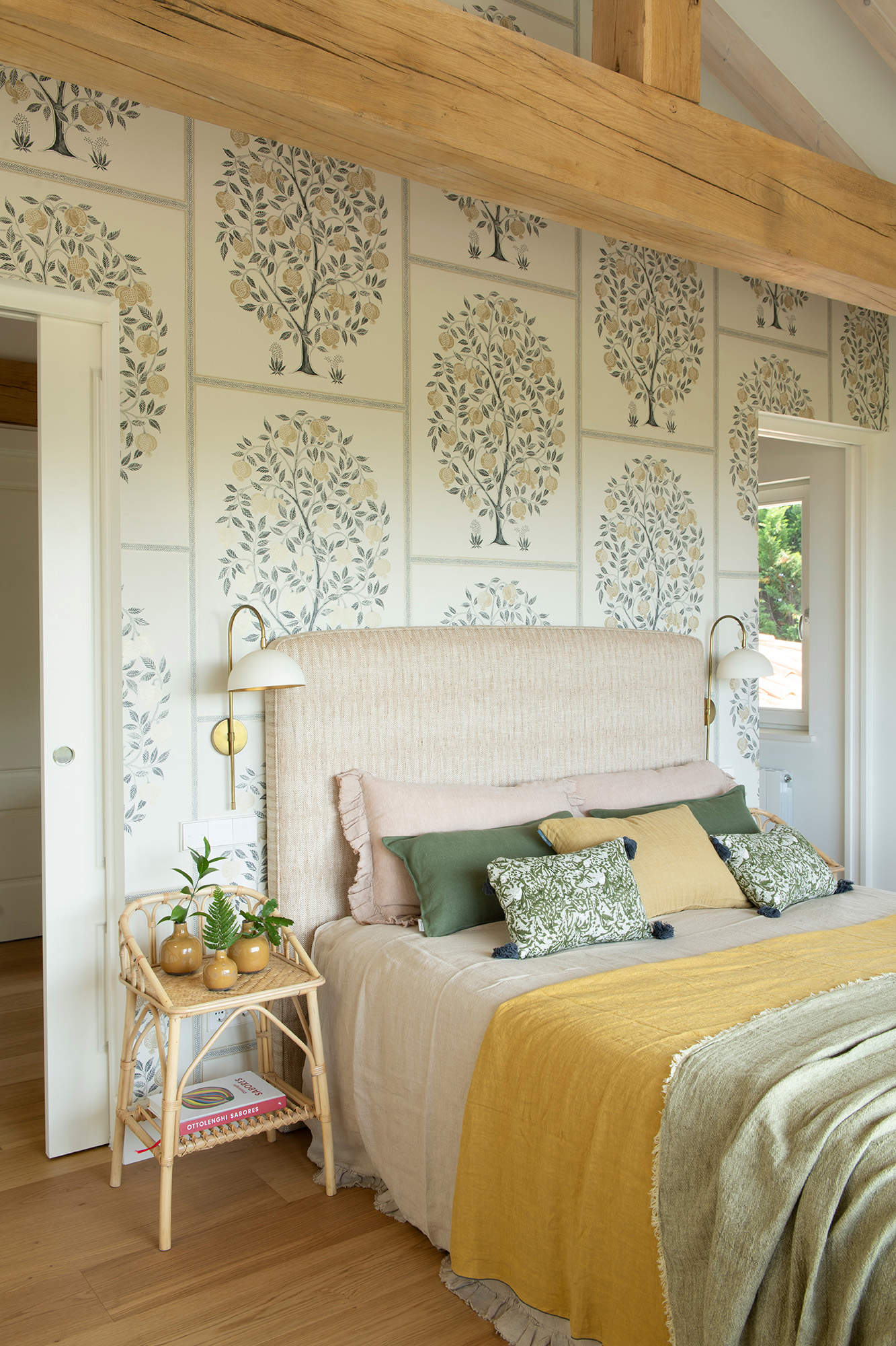 Dormitorio con papel pintado en el cabecero