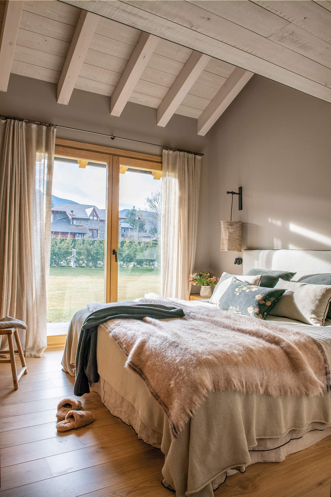 Dormitorio pequeño con paredes color topo y cortinas a tono.  