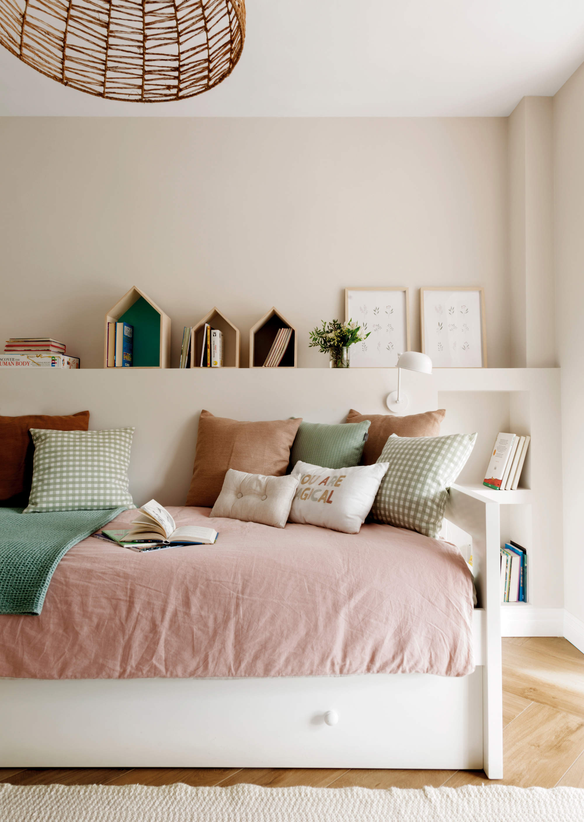 Habitación infantil con cama nido y textiles rosas y azules 