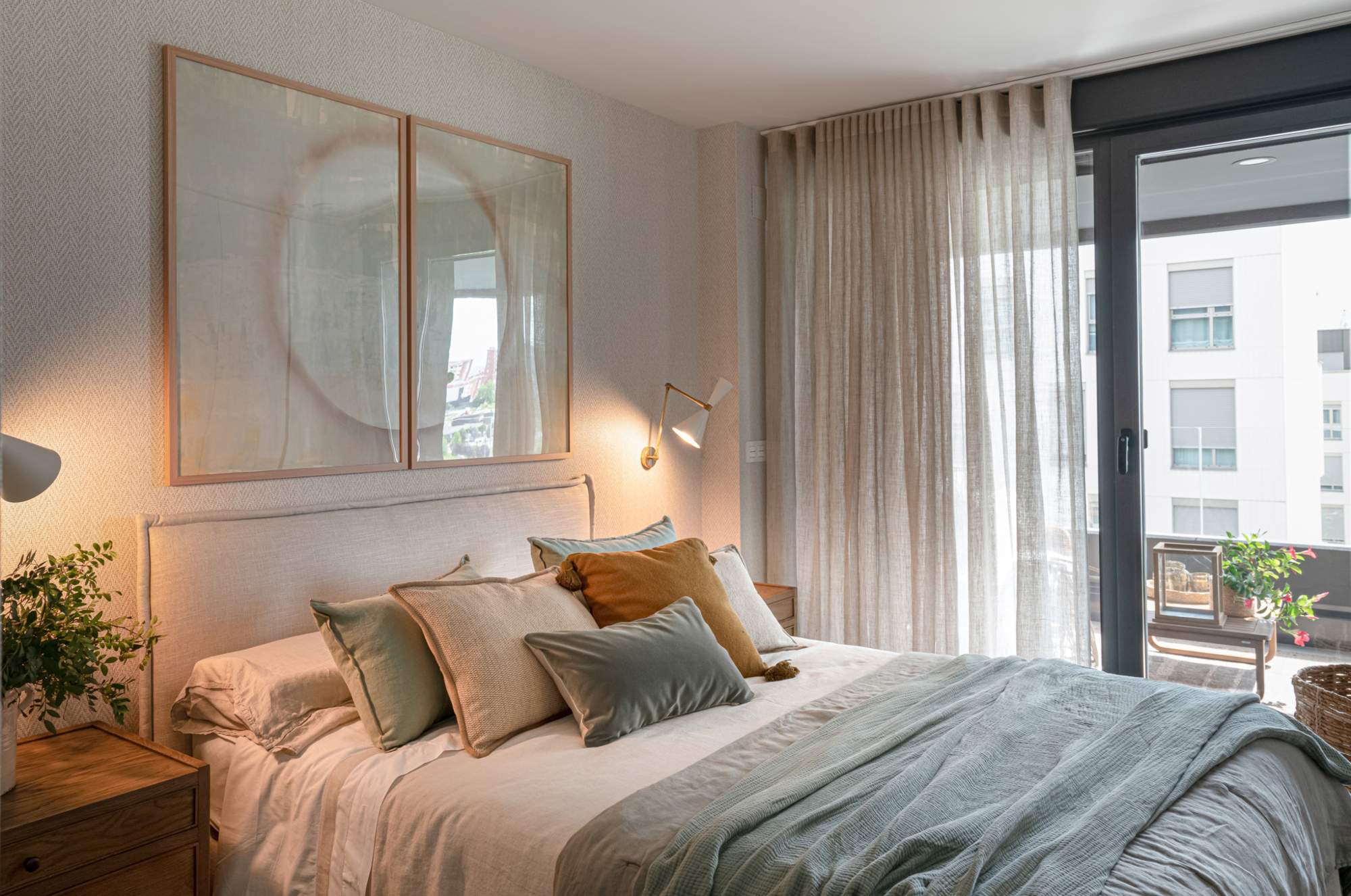 Una habitación en suite en tonos neutros y con mucho confort.