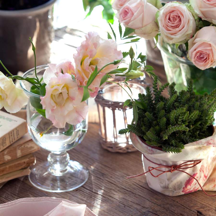 Jarrón flores y petalos de rosa idea mesa san valentin 00389618