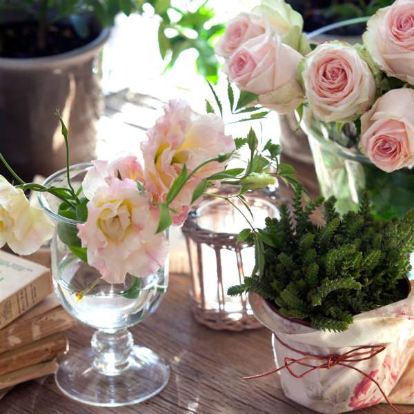 jarron flores y petalos de rosa idea mesa san valentin 00389618