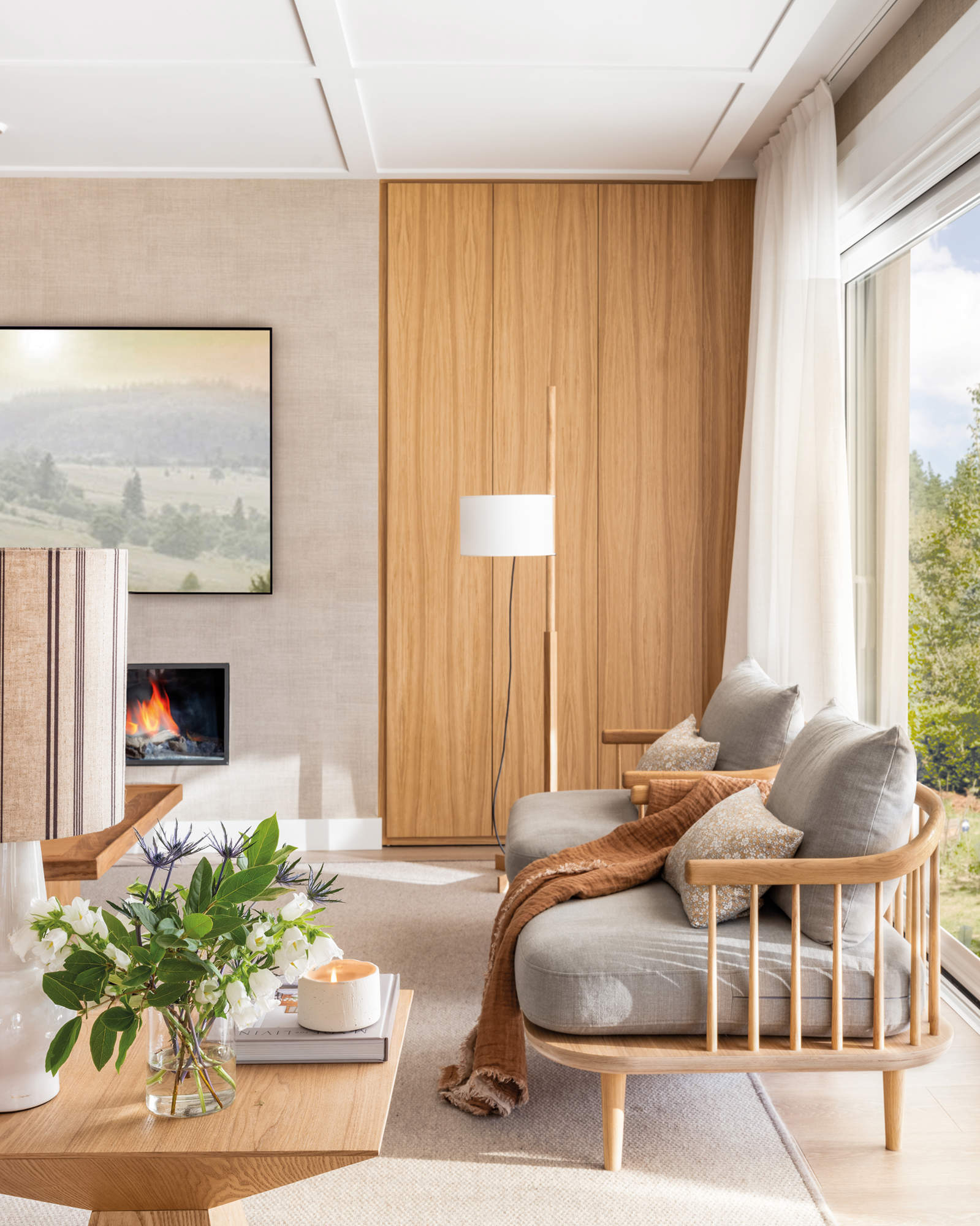 Salón cálido y moderno con sofá de madera y cojines grises