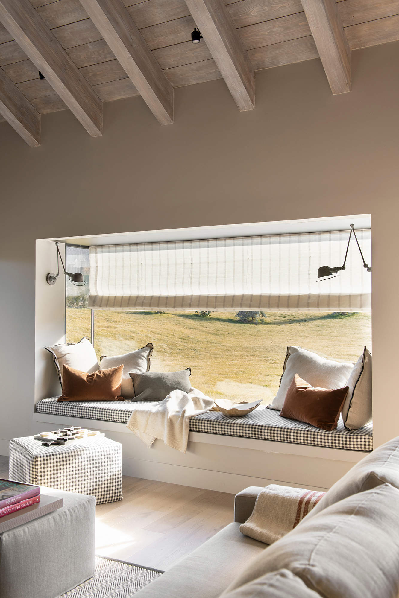 Muebles bajo la ventana: Integración en el paisaje desde dentro de casa
