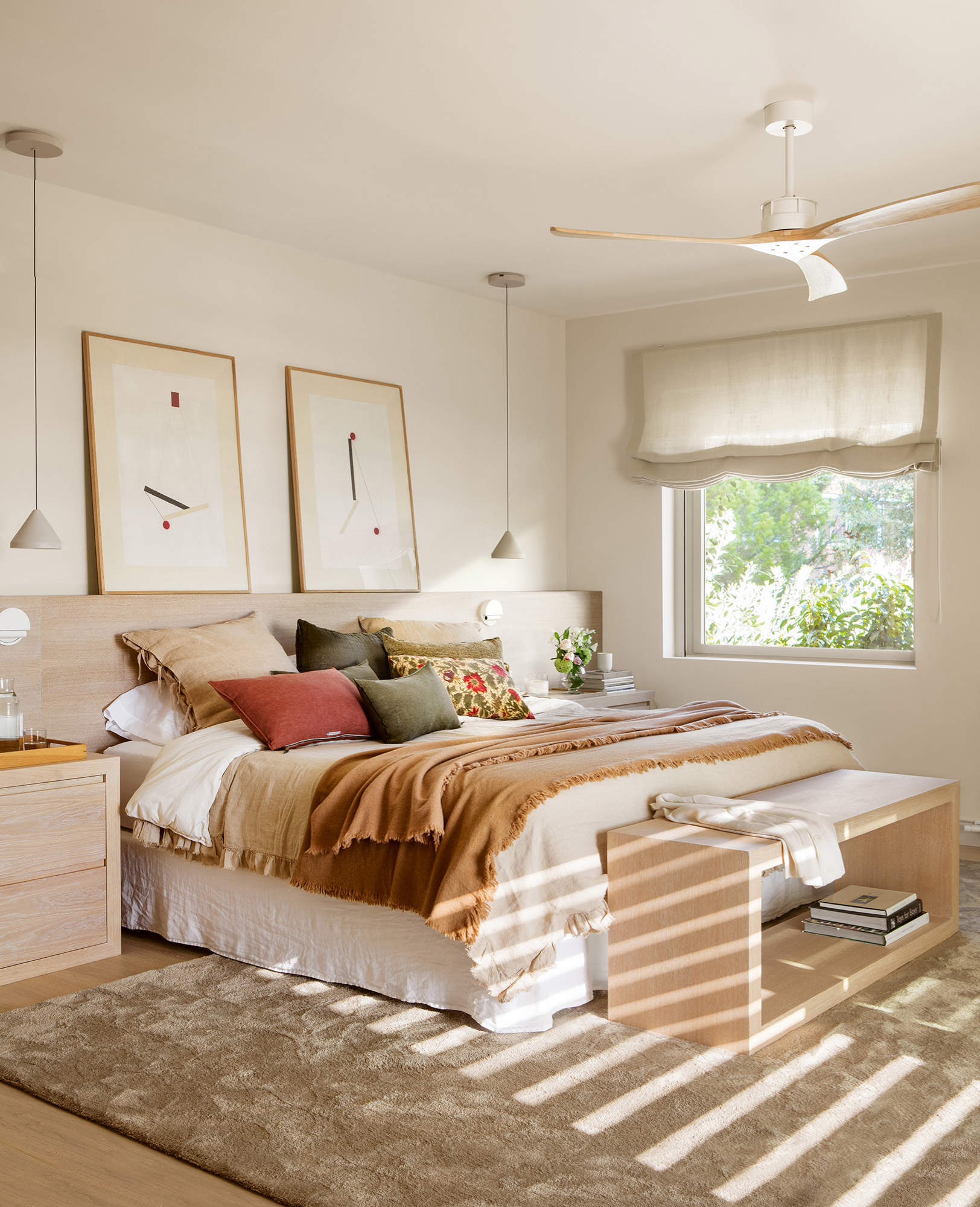 Dormitorio con muebles en madera suave