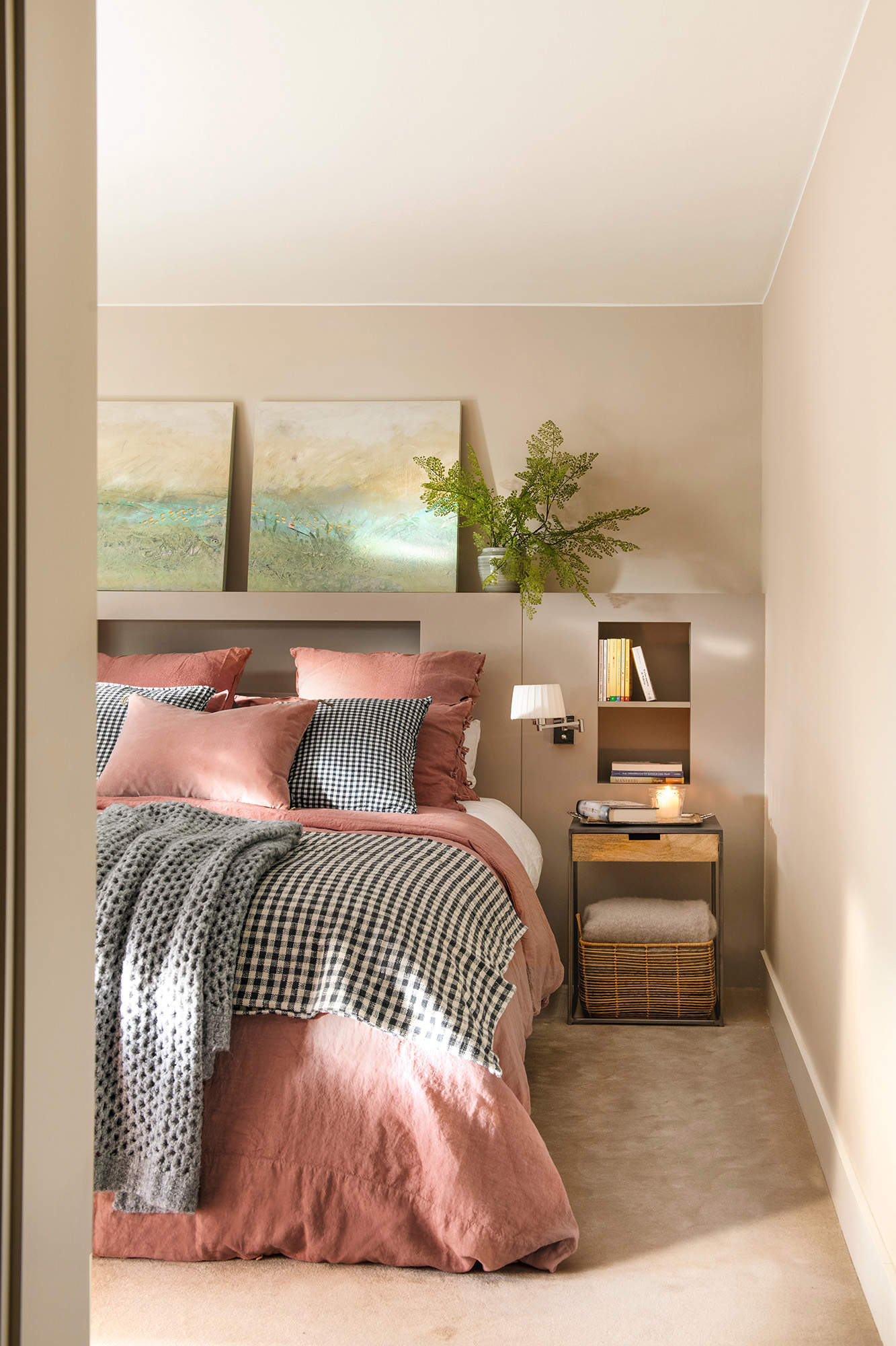 Dormitorio pequeno con muebles a medida lacados