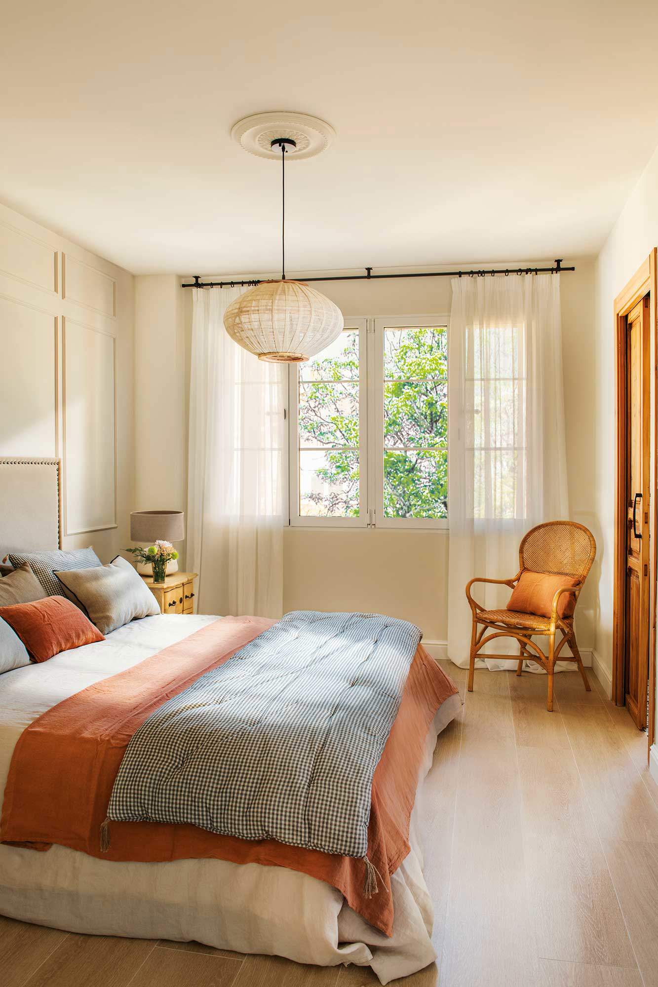 Dormitorio cla´sico con cortinas tipo visillo. 