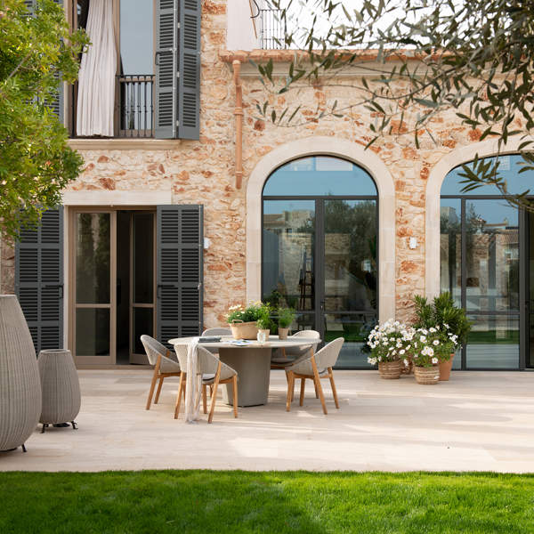 6 mesas de jardín de Kave Home para renovar tu terraza antes de que llegue la primavera y darle un toque moderno