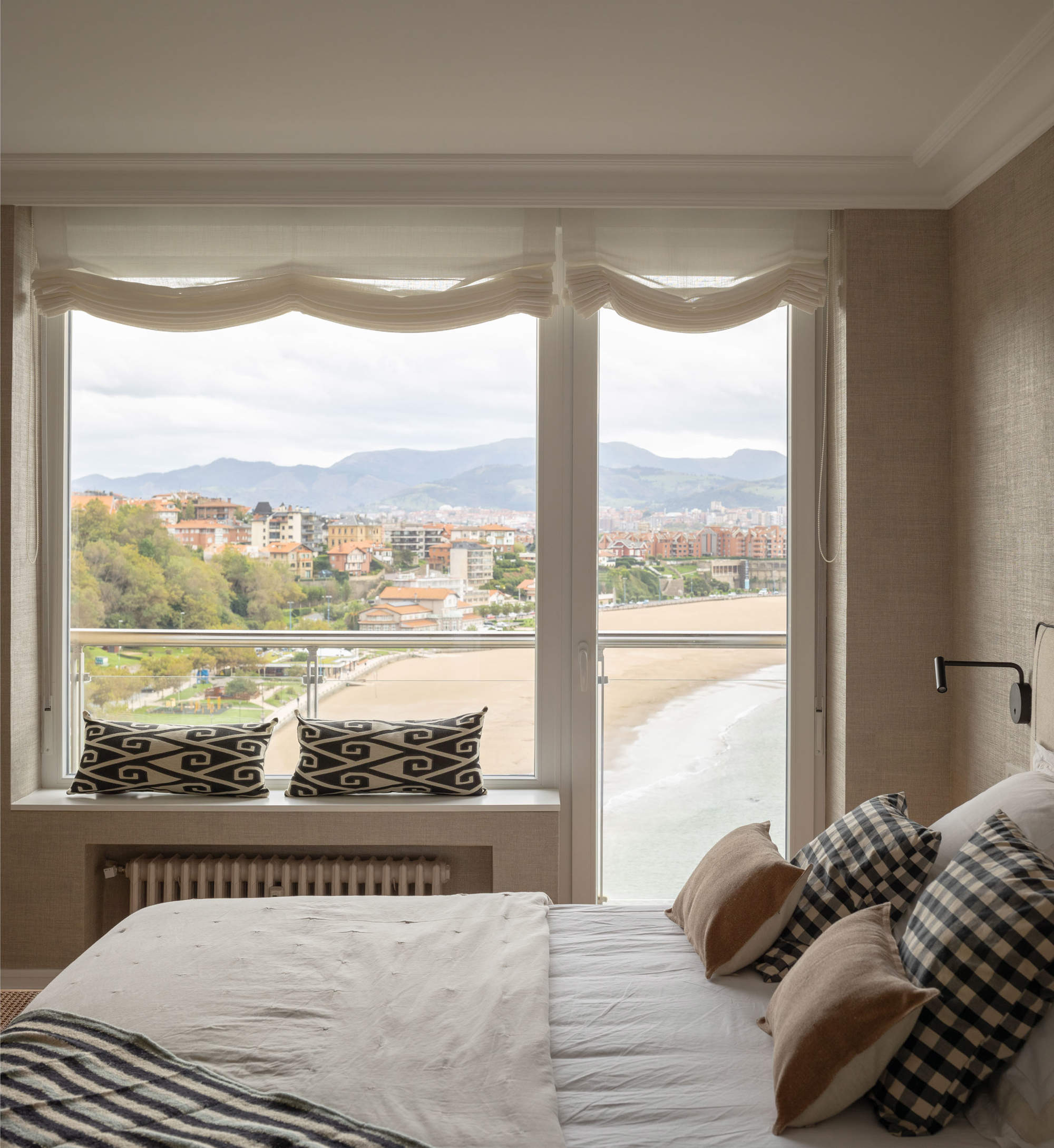Un dormitorio acogedor con vistas al mar.