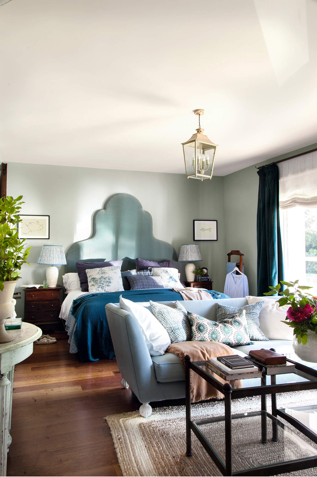 Dormitorio con cabecero ondulado en verde y sofá-diván estilo Luis XVI.