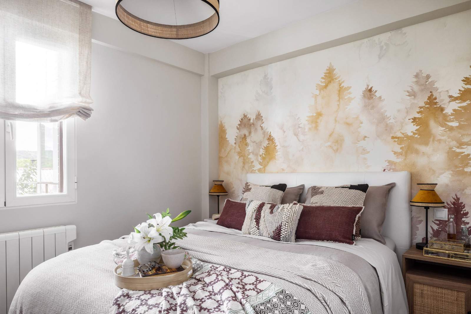 Dormitorio con papel pintado de naturaleza.