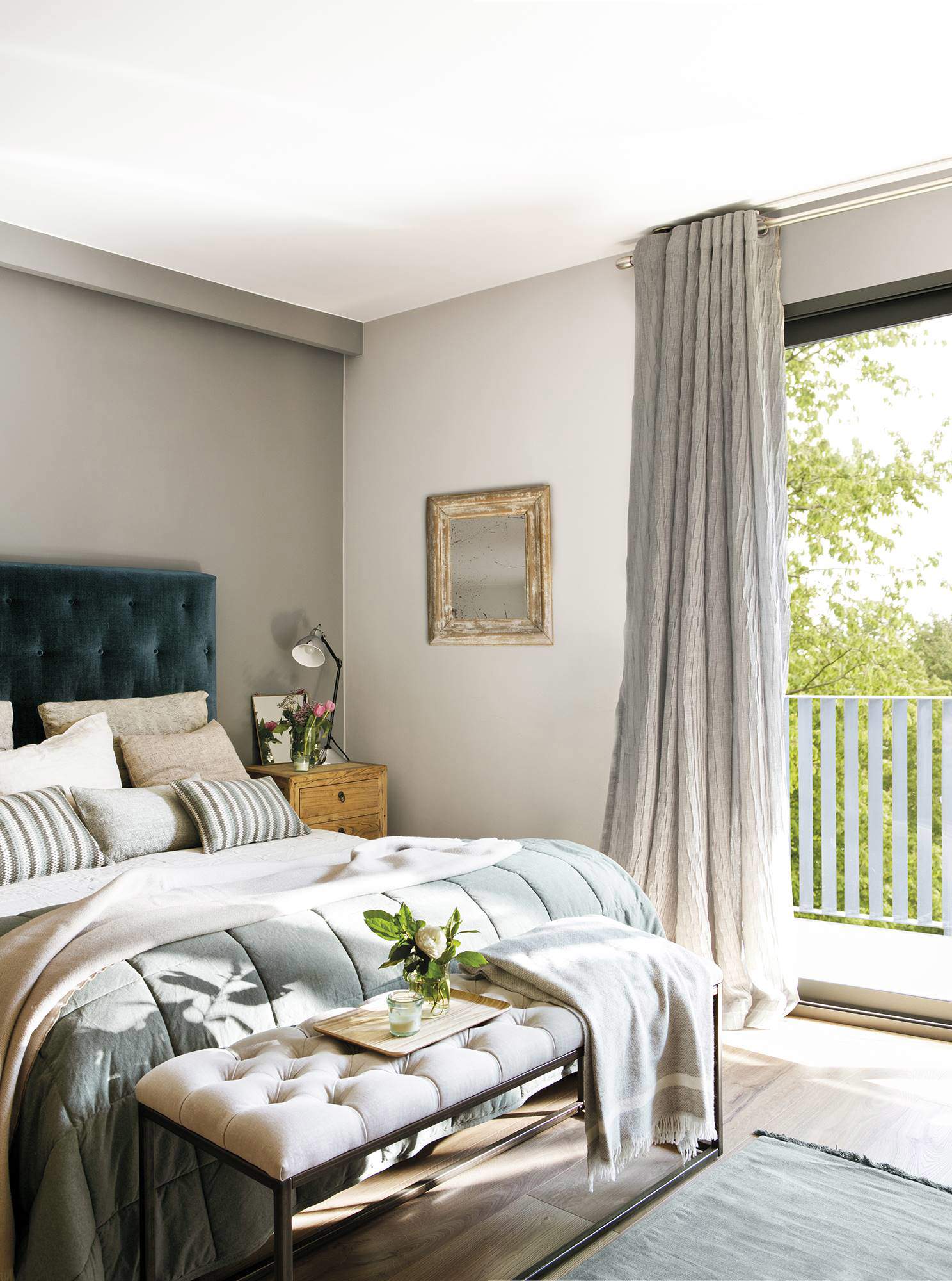 Las cortinas opacas son la mejor solución para que no entre luz en el dormitorio y puedas dormir plácidamente