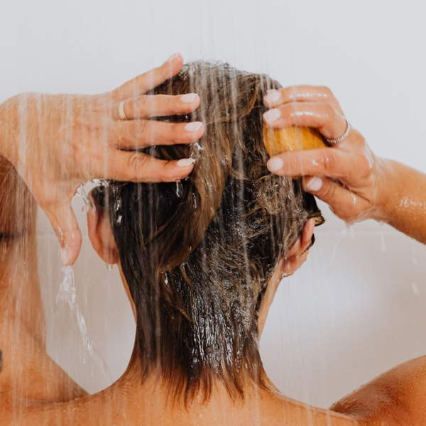 ¡No lo estás haciendo bien! 10 errores que cometes al lavarte el pelo y estropean tu melena