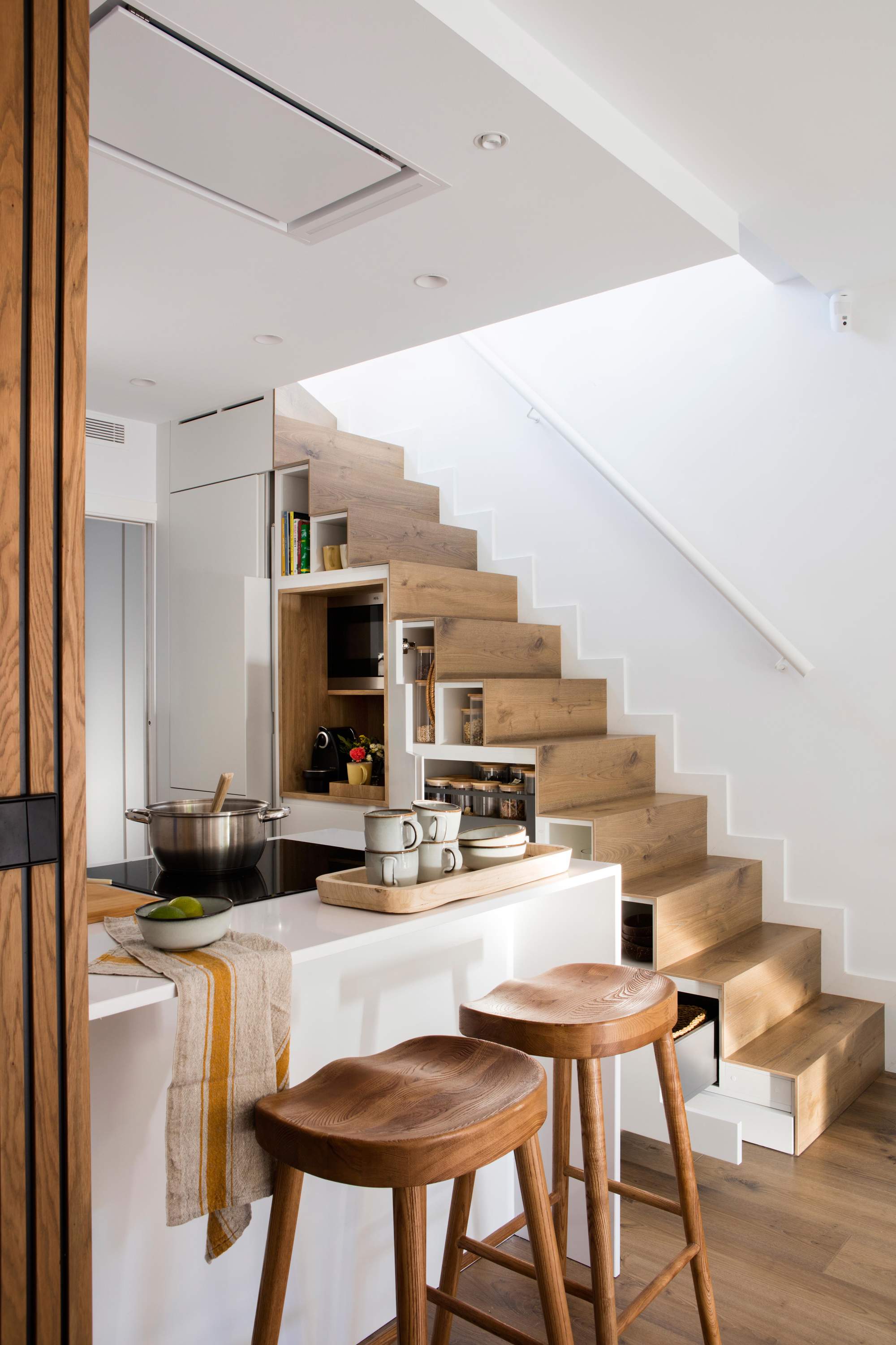 Cocina con espacio extra bajo escalera