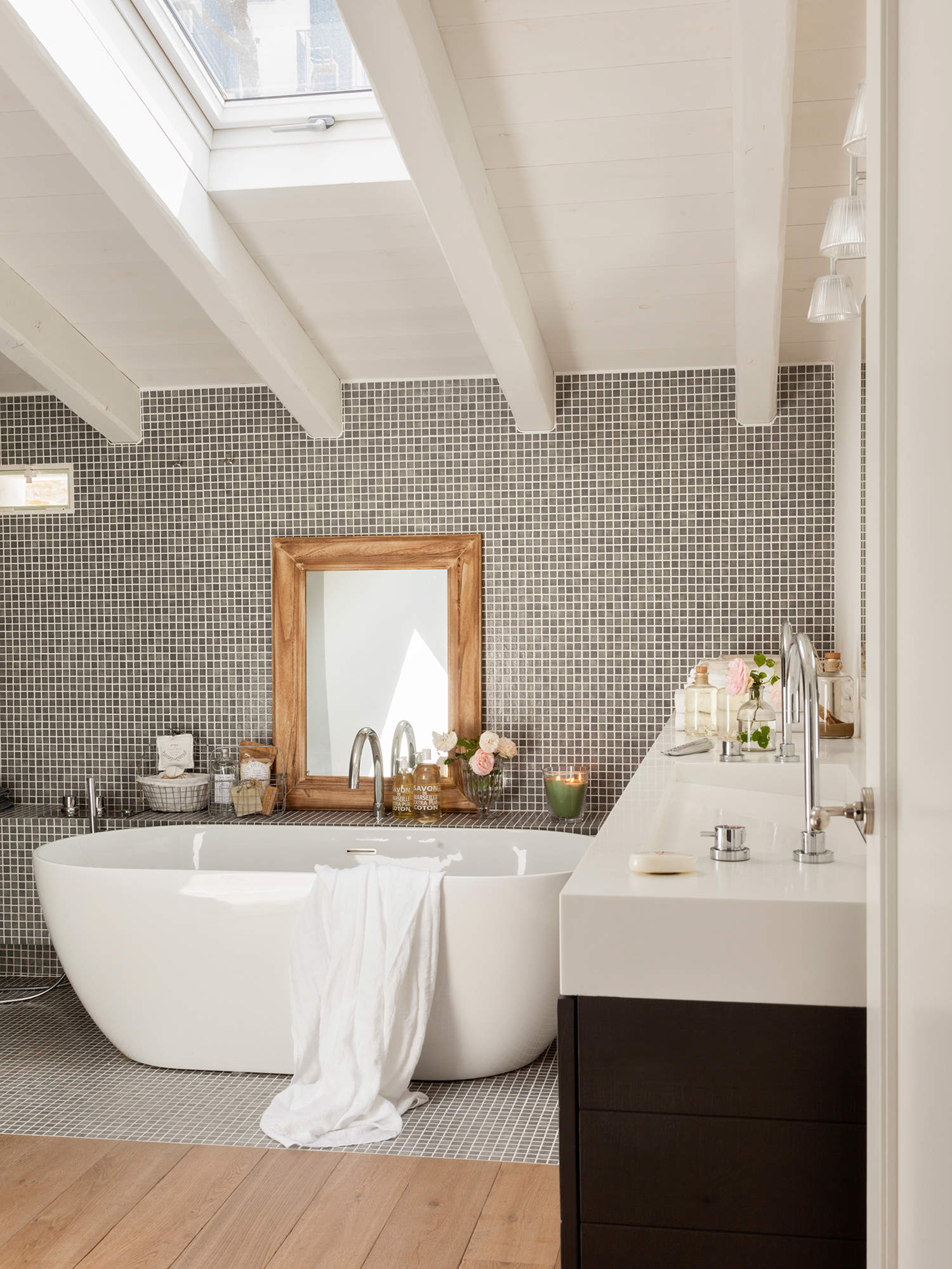 Baño en buhardilla con bañera exenta y pared de gresite gris_ 00435427