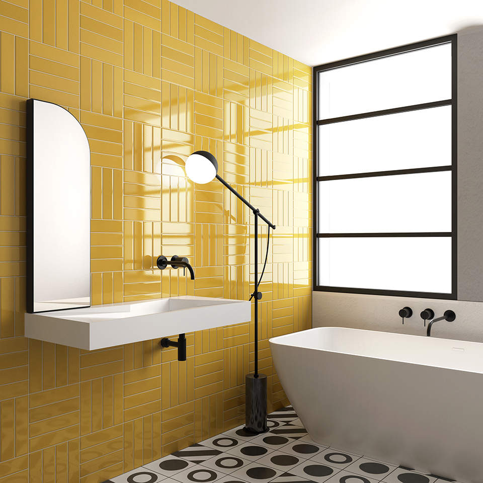 Baño con pared del lavabo con azulejos amarillos.