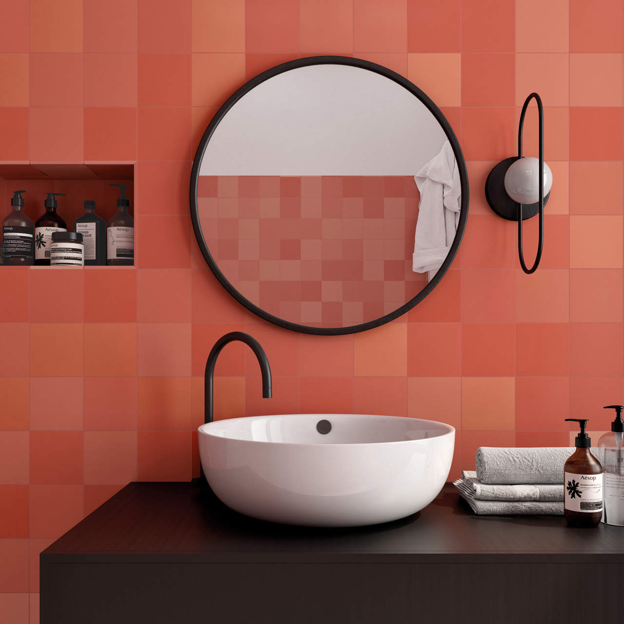 Baño con pared de lavabo revestida con azulejos color coral.
