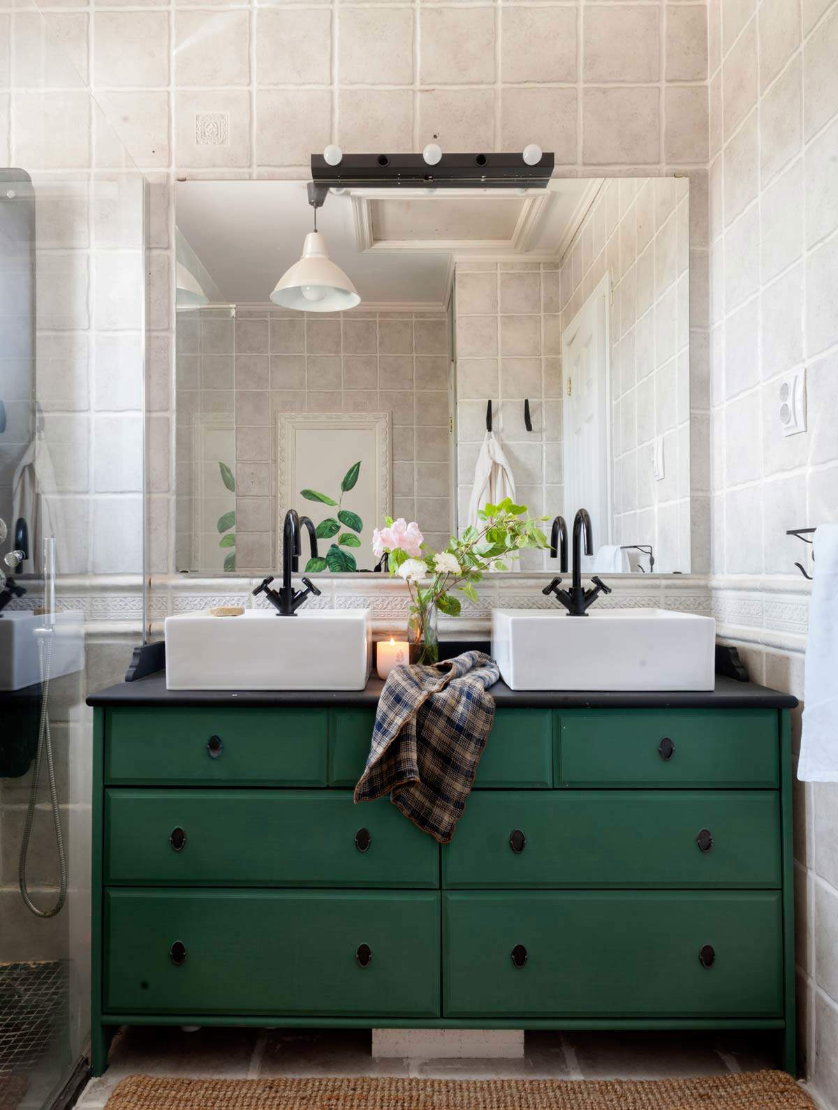 Cuarto de baño con mueble de lavabo de madera en color verde.