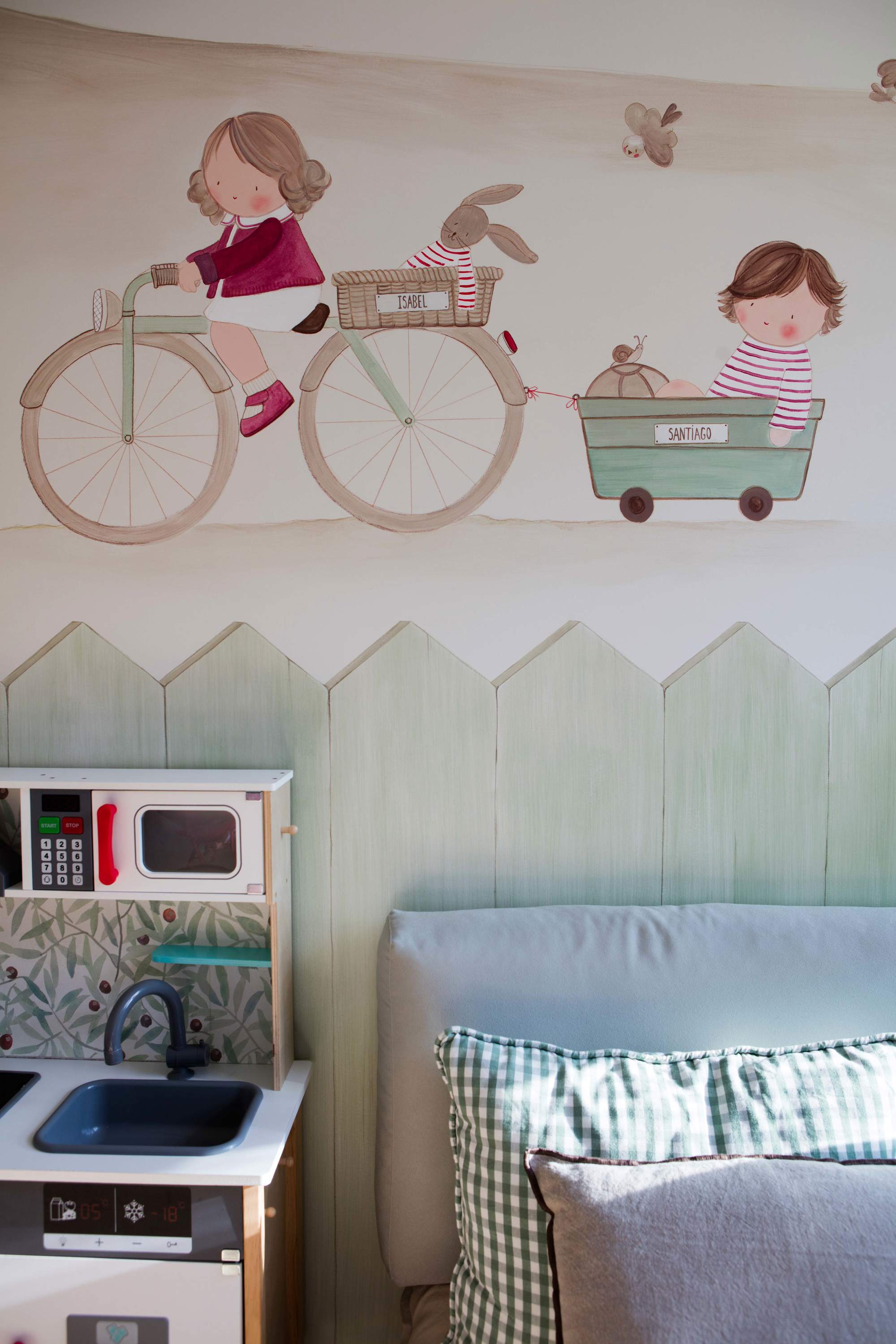 Dormitorio infantil con arrimadero tipo valla y papel pintado