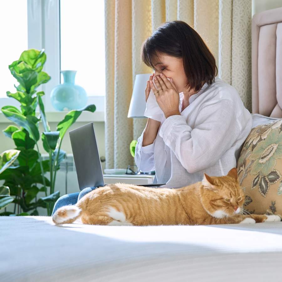 Mujer alérgica a los gatos