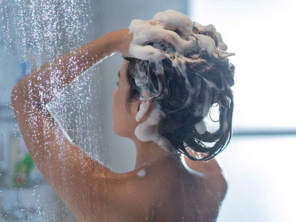 Mujer lavándose el cabello