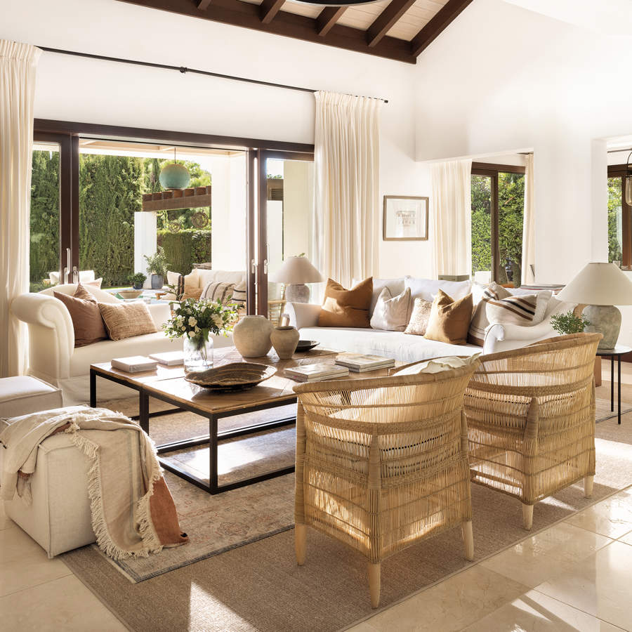 Salón elegante con sofá blanco, chaise longue, butacas de fibras y cojines terracota 