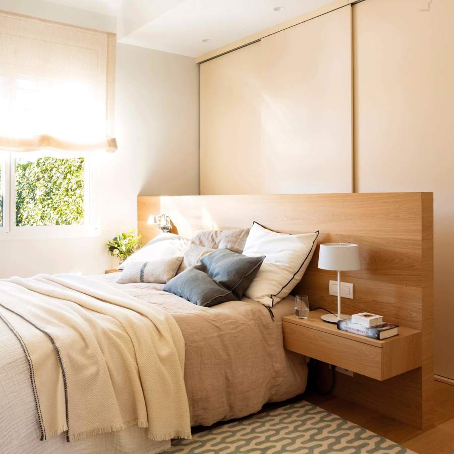 00477579 dormitorio con cabecero de madera y vestidor